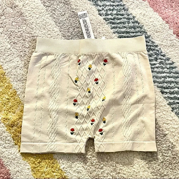 ZARA | Beige | SEAMLESS EMBROIDERED SHORTS - Picture 8 of 10